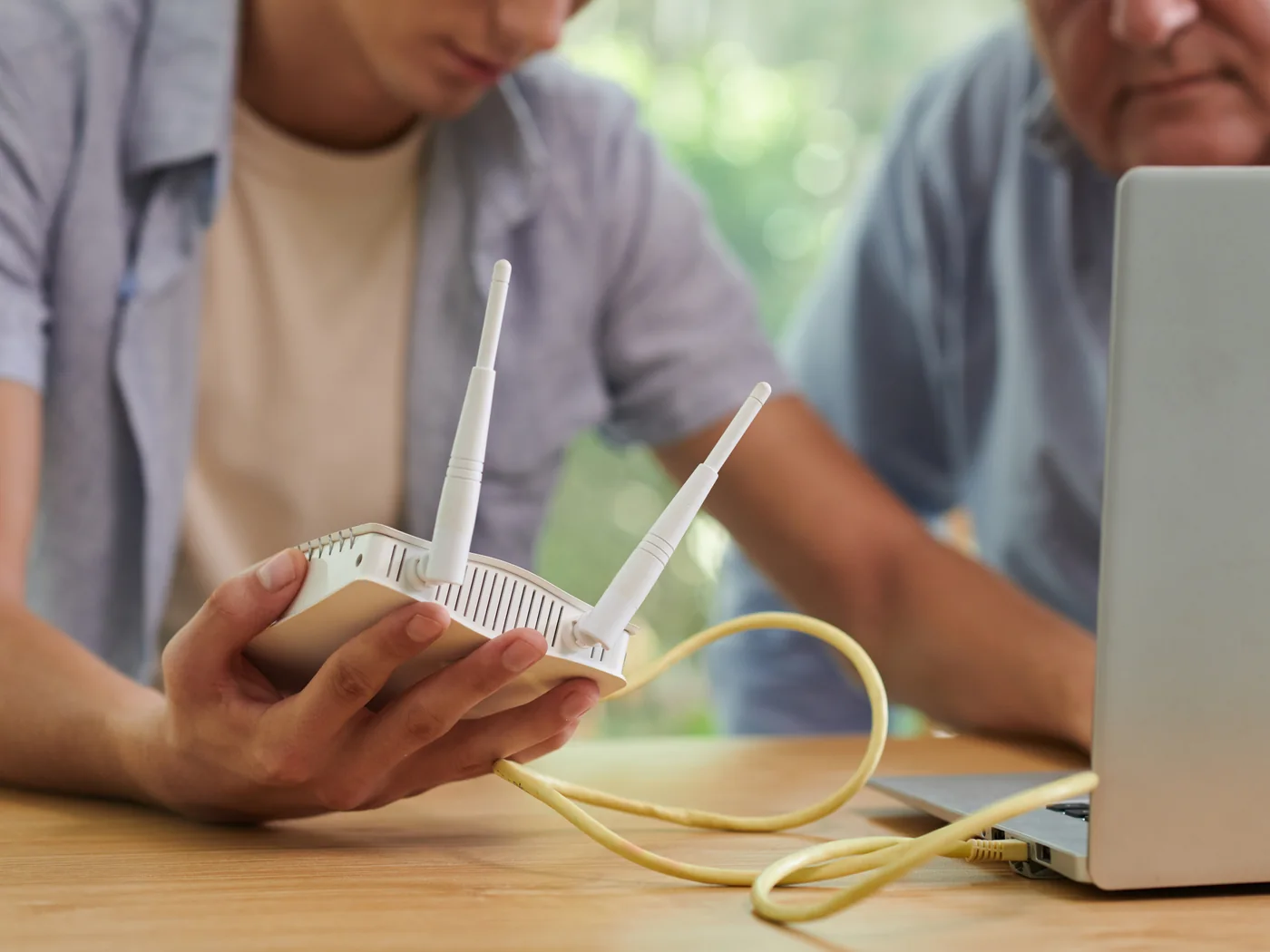 Router wird zuhause am Tisch angeschlossen und erklärt